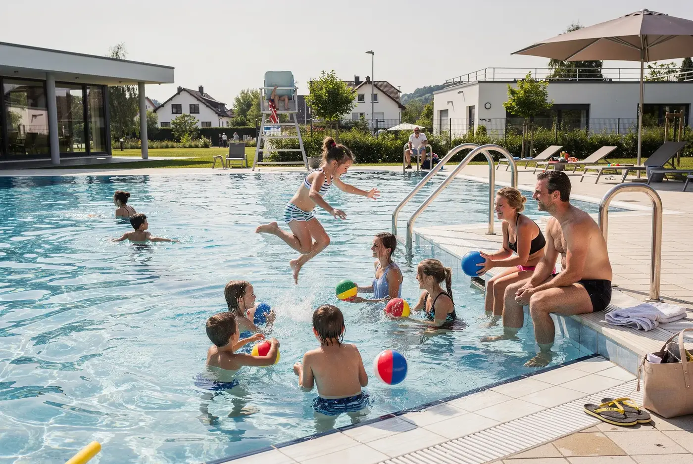 Familien an einem Freizeitbad